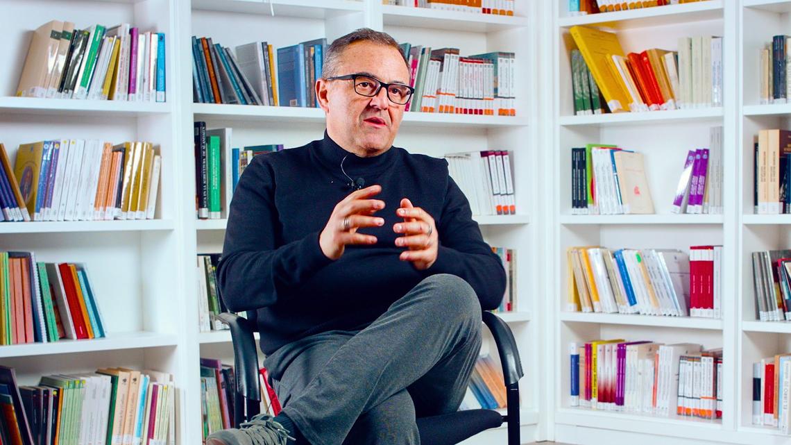 Bienes comunes, conflictos socioambientales e historia confluyen en esta entrevista con Antonio Ortega, historiador, profesor en la Universidad de Granada y uno de los principales representantes de la historia ambiental en España. Antonio propone una mirada crítica y decolonial sobre nuestro pasado y por tanto también sobre el presente, desde Abya-Yala (América Látina) hasta Andalucía con parada en Guinea Ecuatorial, entrelazando saberes, cuerpos y territorios Antonio Ortega Santos es docente universitario, una institución a la que también analiza desde una mirada crítica y decolonial, donde coordina el grupo interdisciplinar Stand UGR - South Training Action Network of Decoloniality.
